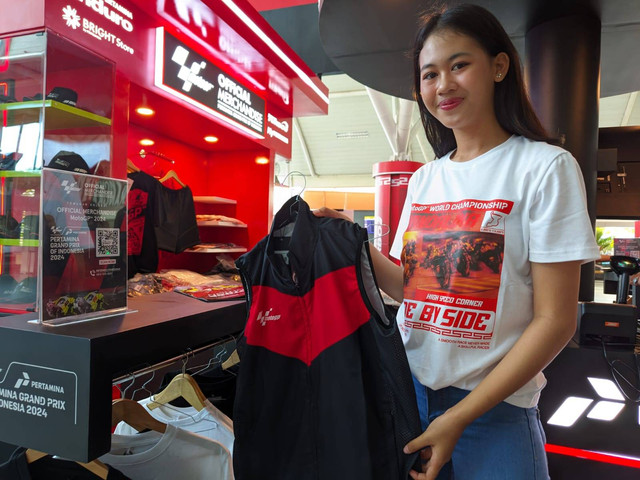 Suasana official merchandise Pertamina Grand Prix of Indonesia 2024 di Bandara Internasional Lombok 27 September 2024. Foto: Rizki Baiquni Pratama/kumparan