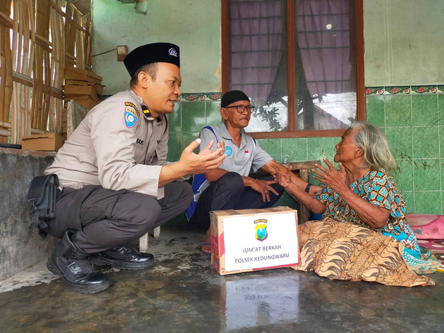 Peduli Sesama, Polsek Kedungwaru Berbagi Rezeki Kepada Warga Yang Membutuhkan