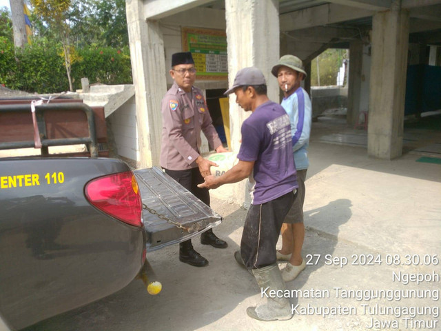 Polsek Tanggunggunung Beri Bantuan Semen Untuk Pembangunan Masjid Miftahul Janah