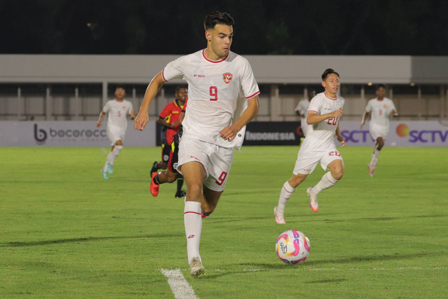 Pemain Timnas U-20 Indonesia Jens Raven (9) berlaga melawan Pemain Timnas U-20 Timor Leste pada pertandingan Kualifikasi AFC U-20 Asian Cup di Stadion Madya, Jakarta, Jumat (27/9/2024). Foto: Jamal Ramadhan/kumparan