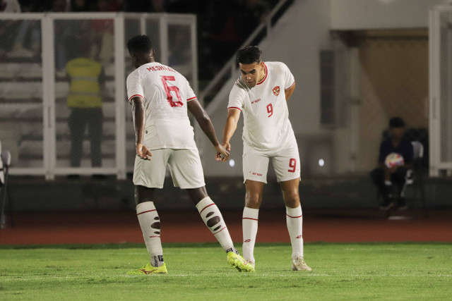 Pemain Timnas U-20 Indonesia Jens Raven (9) merayakan gol dengan rekan satu timnya saat menghadapi Timnas U-20 Timor Leste pada pertandingan Kualifikasi AFC U-20 Asian Cup di Stadion Madya, Jakarta, Jumat (27/9/2024). Foto: Jamal Ramadhan/kumparan