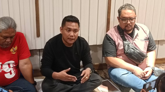 Ketua Bawaslu Surabaya, Novli Bernado Thyssen, buka suara terkait dirinya dilaporkan ke polisi atas dugaan penganiayaan kepada seorang perempuan. Foto:  Farusma Okta Verdian/kumparan