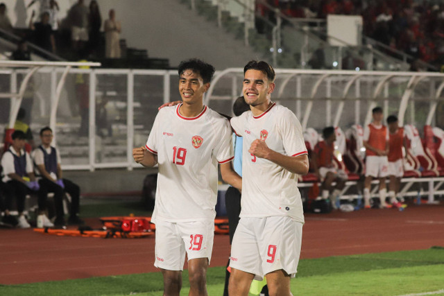 Selebrasi pemain Timnas U-20 Indonesia Jens Raven (9) dan Muhammad Ragil (19) usai menjebol gawang Timnas U-20 Timor Leste pada pertandingan Kualifikasi AFC U-20 Asian Cup di Stadion Madya, Jakarta, Jumat (27/9/2024). Foto: Jamal Ramadhan/kumparan