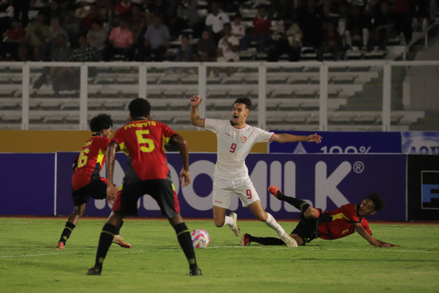 Pemain Timnas U-20 Indonesia Jens Raven (9) berusaha melewati Pemain Timnas U-20 Timor Leste pada pertandingan Kualifikasi AFC U-20 Asian Cup di Stadion Madya, Jakarta, Jumat (27/9/2024). Foto: Jamal Ramadhan/kumparan