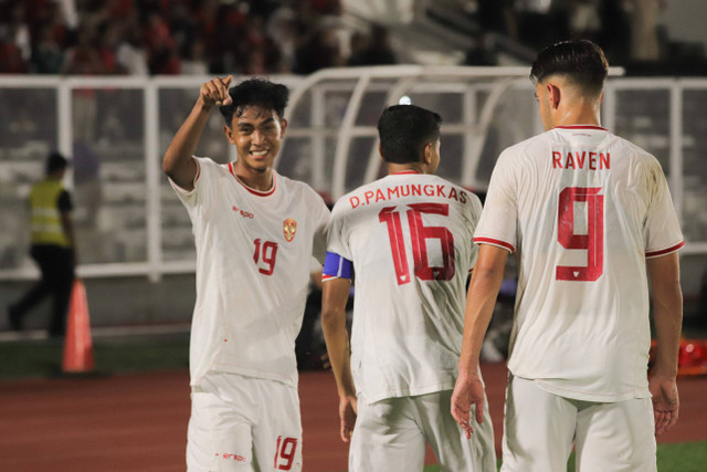 Selebrasi pemain Timnas U-20 Indonesia Muhammad Ragil (19) usai menjebol gawang Timnas U-20 Timor Leste pada pertandingan Kualifikasi AFC U-20 Asian Cup di Stadion Madya, Jakarta, Jumat (27/9/2024). Foto: Jamal Ramadhan/kumparan