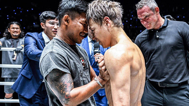 Takeru Segawa (kanan) berhadapan dengan Rodtang Jitmuangnon (kiri) setelah mengalahkan Thant Zin di ONE Friday Fights. Foto: ONE Championship