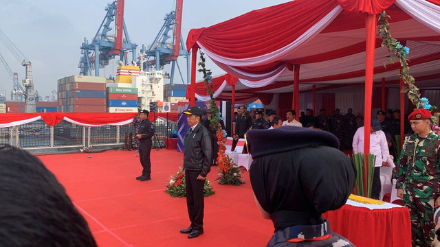 Presiden Jokowi tiba di Kolinlamil, Tanjung Priok untuk menerima tanda Tanda Kehormatan Samkaryanugraha dan Brevet Kehormatan Hiu Kencana, Sabtu (28/9/2024) Foto: Luthfi Humam/kumparan