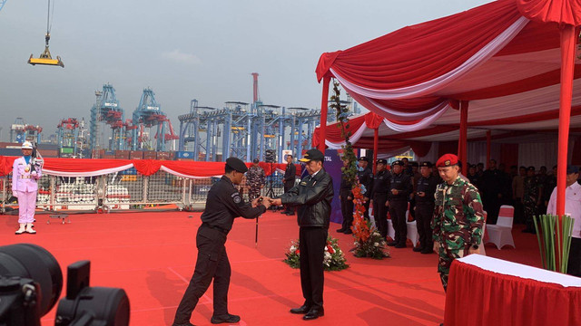 Jokowi menerima penghargaan Brevet Hiu Kencana. Foto: Luthfi Humam/kumparan