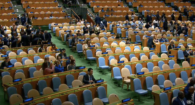 Delegasi walk out saat Netanyahu hendak pidato di Majelis Umum PBB di New York, Jumat (27/9/2024) waktu setempat. Foto: Dok. PBB