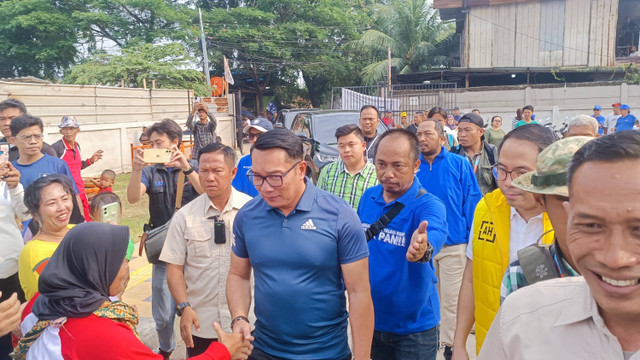 Calon Gubernur Jakarta Ridwan Kamil berjabat tangan dengan warga saat acara senam pagi bersama-sama ibu-ibu yang diselenggarakan PAN di Waduk Aseni, Jakarta Barat, Sabtu (28/9/2024). Foto: Thomas Bosco/kumparan