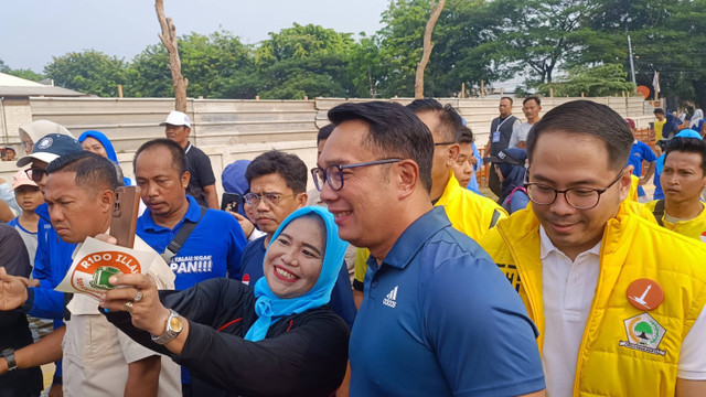 Calon Gubernur Jakarta Ridwan Kamil berswafoto dengan warga saat acara senam pagi bersama-sama ibu-ibu yang diselenggarakan PAN di Waduk Aseni, Jakarta Barat, Sabtu (28/9/2024). Foto: Thomas Bosco/kumparan