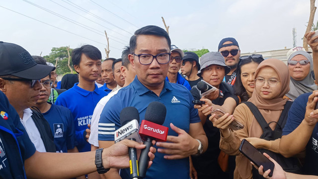 Calon Gubernur Jakarta Ridwan Kamil menjawab pertanyaan awak media usai mengikuti senam bersama ibu-ibu yang diselenggarakan PAN di Waduk Aseni, Jakarta Barat, Sabtu (28/9/2024). Foto: Thomas Bosco/kumparan