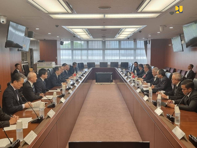 Menteri PUPR Basuki Hadimuljono melakukan bilateral meeting dengan Menteri Pertanahan, Infrastruktur, Transport dan Pariwisata (MLITT) Jepang Tetsuo Saito terkait kerja sama infrastruktur. Foto: Dok Kementerian PUPR