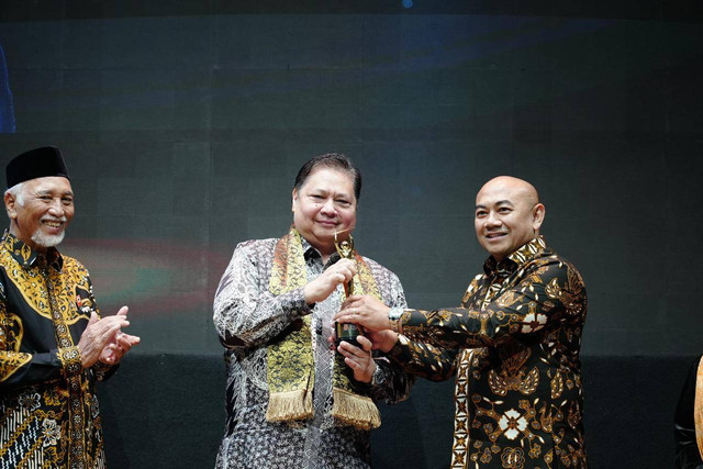 Menteri Perekonomian Airlangga Hartarto saat menerima penghargaan Lifetime Achievement dari Persatuan Insinyur Indonesia (BKTI-PII), Jumat (27/09). Dok. Kementerian Perekonomian