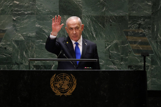 Perdana Menteri Israel Benjamin Netanyahu melambaikan tangan saat berbicara dalam Sidang Majelis Umum Perserikatan Bangsa-Bangsa ke-79 di markas besar Perserikatan Bangsa-Bangsa di New York City pada 27 September 2024. Foto: Charly Triballeau/AFP