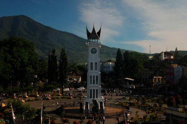 Penginapan dekat Jam Gadang. Sumber:unsplash/Moondzyer.