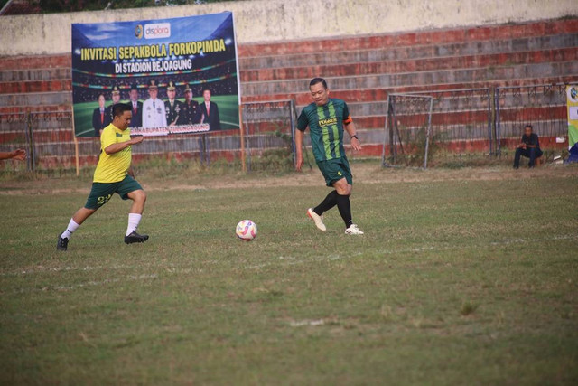 Pertandingan Persahabatan Sepak Bola Polres VS Pemkab Tulungagung