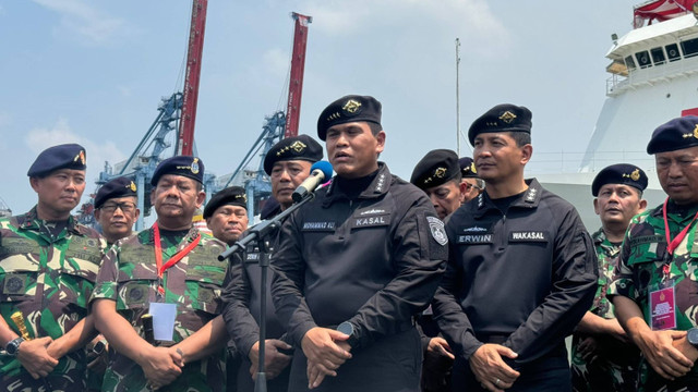 Kepala Staff Angkatan Laut Muhammad Ali menyampaikan keterangan pers di Kolinlamil Tanjung Priok, Jakarta, pada Sabtu (28/9/2024). Foto: Luthfi Humam/kumparan