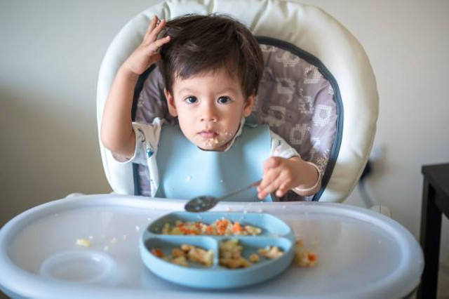 Ilustarsi Anak sedang Makan (Sumber:https://www.istockphoto.com/)