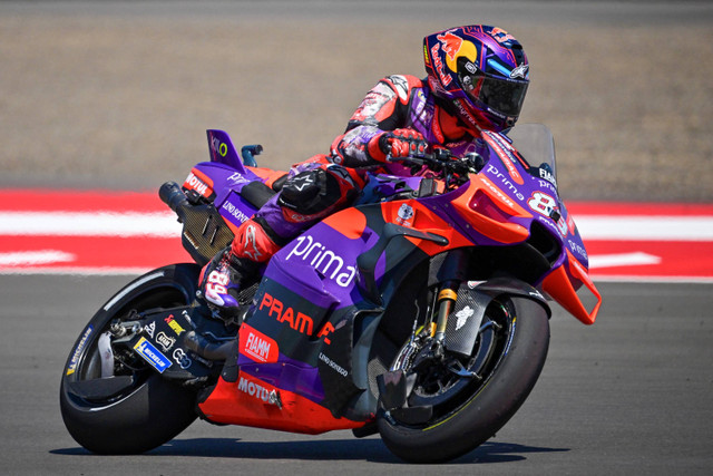 Pembalap Prima Pramac Jorge Martin memacu kecepatan saat sesi kualifikasi di Pertamina Mandalika International Street Circuit, Lombok Tengah, NTB, Sabtu (28/9/2024). Foto: Bay Ismoyo/AFP