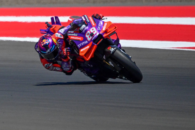 Pembalap Prima Pramac Jorge Martin memacu kecepatan saat sesi kualifikasi di Pertamina Mandalika International Street Circuit, Lombok Tengah, NTB, Sabtu (28/9/2024). Foto: Bay Ismoyo/AFP