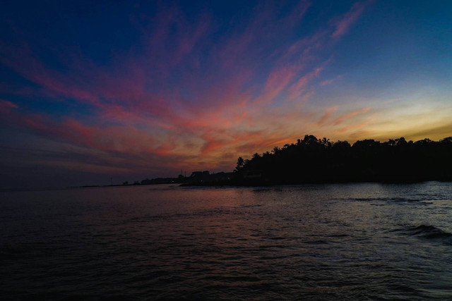 Pantai Karang Payung. Foto hanya ilustrasi, bukan tempat sebenarnya. Sumber: unsplash.com/Ruhbi Sutisna.