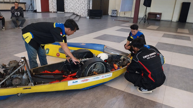 Mahasiswa Program Studi Teknik Universitas Muhammadiyah Pontianak (UMP) siap berlaga dengan mobil Enggang Borneo di ajang Kontes Mobil Hemat Energi (KMHE) pada 6-10 Oktober 2024 di Sirkuit Formula E Ancol, Jakarta. Foto: Alycia Tracy Nabila/Hi!Pontianak