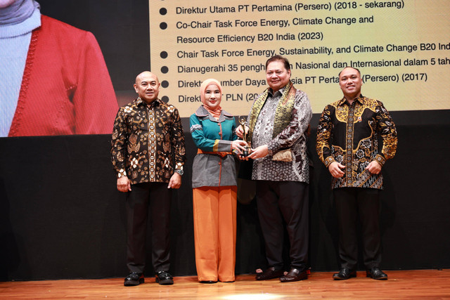 Direktur Utama PT Pertamina (Persero) Nicke Widyawati saat menerima anugerah Lifetime Achievement Awards untuk kategori industri dalam ajang Industrial Engineering Awards 2024 (IEA 2024). Foto: dok. Pertamina