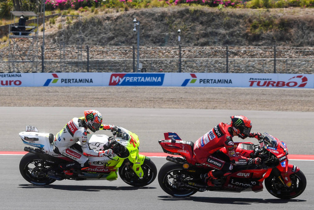 Pembalap Ducati Lenovo Francesco Bagnaia (kanan) memacu kecepatan dibayangi pembalap VR46 Marco Bezzecchi (kiri) saat kualifikasi MotoGP di Pertamina Mandalika International Street Circuit, Lombok Tengah, NTB, Sabtu (28/9/2024). Foto: Akbar Nugroho Gumay/ANTARA FOTO