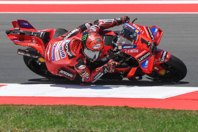 Pembalap Ducati Lenovo Francesco Bagnaia memacu kecepatan saat sesi kualifikasi di Pertamina Mandalika International Street Circuit, Lombok Tengah, NTB, Sabtu (28/9/2024). Foto: Akbar Nugroho Gumay/ANTARA FOTO