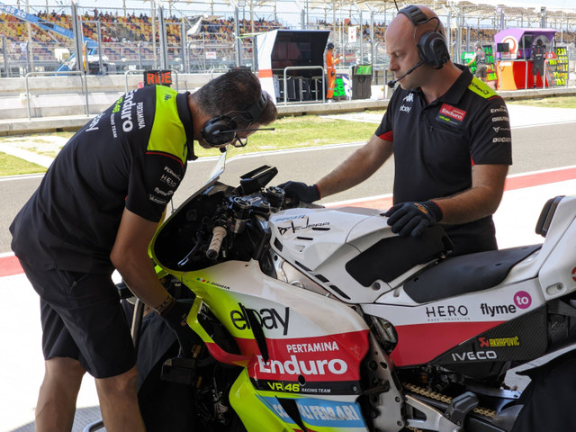 Dua mekanik mempersiapkan motor pembalap team Pertamina Enduro VR46 sebelum mengikuti sesi kualifikasi di Pertamina Mandalika International Street Circuit, Lombok Tengah, NTB, Sabtu (28/9/2024). Foto: Rizki Baiquni Pratama/kumparan