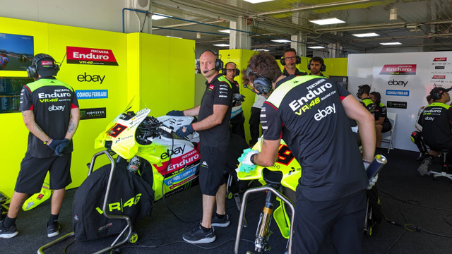 Dua mekanik mempersiapkan motor pembalap team Pertamina Enduro VR46 sebelum mengikuti sesi kualifikasi di Pertamina Mandalika International Street Circuit, Lombok Tengah, NTB, Sabtu (28/9/2024). Foto: Rizki Baiquni Pratama/kumparan