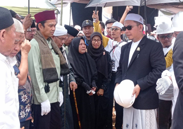 Pendiri Ponpes Ibnul Azhar sekaligus Pembina Yayasan, yang juga merupakan alumni Al Azhar Kairo, Ustaz Bitoh Purnomo bersama Ustaz Abdul Somad hendak melakukan peletakan batu pertama, Foto : Abdullah Toriq/Urban Id