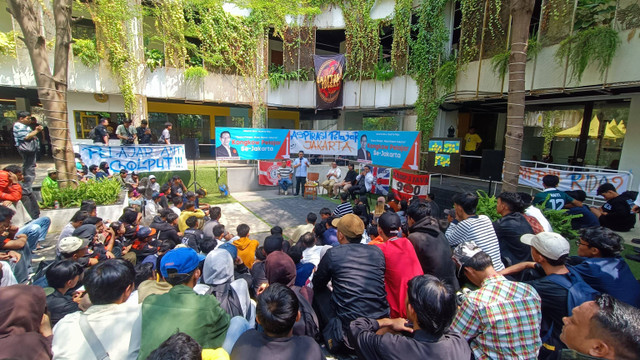 Cagub Jakarta Ridwan Kamil ditemani oleh Ketua Timses RIDO Ariza Patria, berdiskusi dengan ratusan pelajar SMA/SMK di DPD Golkar Jakpus, Sabtu (28/9). Foto: Thomas Bosco/kumparan