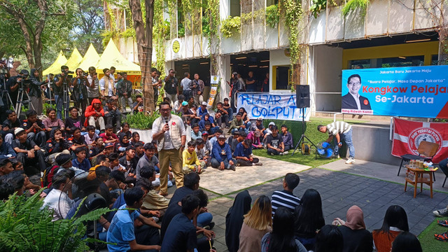 Cagub Jakarta Ridwan Kamil ditemani oleh Ketua Timses RIDO Ariza Patria, berdiskusi dengan ratusan pelajar SMA/SMK di DPD Golkar Jakpus, Sabtu (28/9). Foto: Thomas Bosco/kumparan