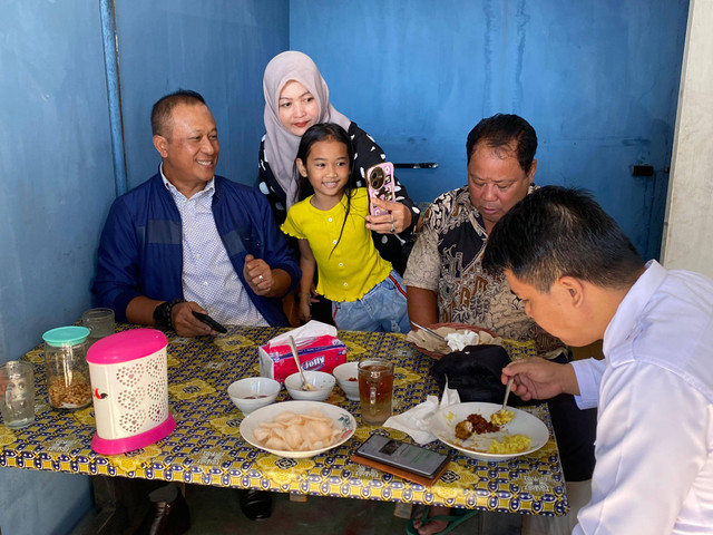 Warga mengajak Bang Didi swafoto bareng. Foto: Yulia Ramadhiyanti