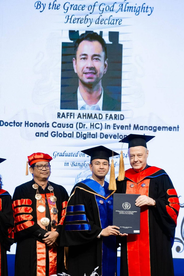 Raffi Ahmad dapat gelar Doktor Kehormatan dari Universal Institute of Professional Management (UIPM), Thailand. Foto: Instagram/ @raffinagita1717