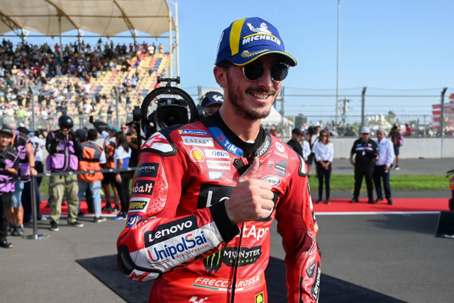 Pembalap Ducati Lenovo Team Francesco Bagnaia berfoto saat merayakan kemenangannya setelah balapan sprint MotoGP di Pertamina Mandalika International Street Circuit, Lombok Tengah, NTB, Sabtu (28/9/2024). Foto: Sonny Tumbelaka/AFP