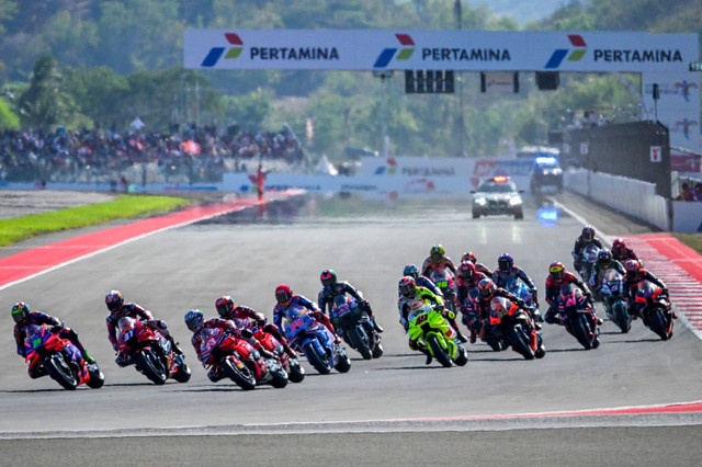 Sejumlah pembalap beradu kecepatan saat sprint MotoGP di Pertamina Mandalika International Street Circuit, Lombok Tengah, NTB, Sabtu (28/9/2024). Foto: Bay Ismoyo/AFP