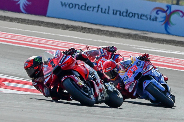 Dua pembalap Ducati Lenovo Team beradu kecepatan dengan pembalap Gresini Racing MotoGP Marc Marquez saat sprint MotoGP di Pertamina Mandalika International Street Circuit, Lombok Tengah, NTB, Sabtu (28/9/2024). Foto: Bay Ismoyo/AFP