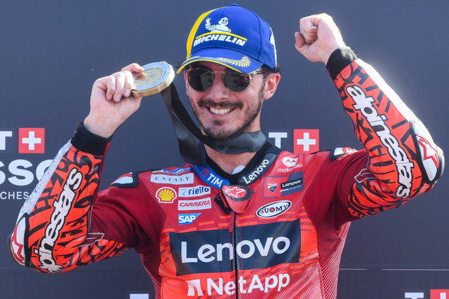 Pembalap Ducati Lenovo Francesco Bagnaia berfoto dengan menunjukan medali setelah berhasil meraih posisi pertama pada balapan sprint MotoGP di Pertamina Mandalika International Street Circuit, Lombok Tengah, NTB, Sabtu (28/9/2024). Foto: Akbar Nugroho Gumay/ANTARA FOTO