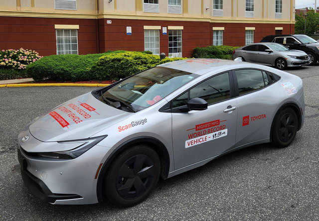 Toyota Prius HEV (Hybrid Electric Vehicle) yang dibawa seorang hypermiler, Wayne Gerdes di Amerika Serikat. Foto: Toyota