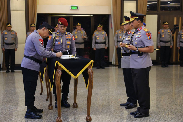 Kapolri Jenderal Listyo Sigit Prabowo memimpin upacara serah terima jabatan perwira tinggi Polri di Mabes Polri, Jakarta, Sabtu (28/9).
 Foto: Dok. Polri