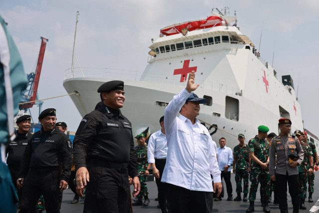 Menteri Pertahanan Prabowo Subianto mendampingi Presiden Joko Widodo (Jokowi) dalam acara gelar unsur armada TNI AL serta pemberian Brevet Kehormatan Hiu Kencana yang disematkan kepada Jokowi di atas KRI dr. Radjiman Wedyodiningrat-992, Sabtu (28/9). Foto: Dok. Istimewa