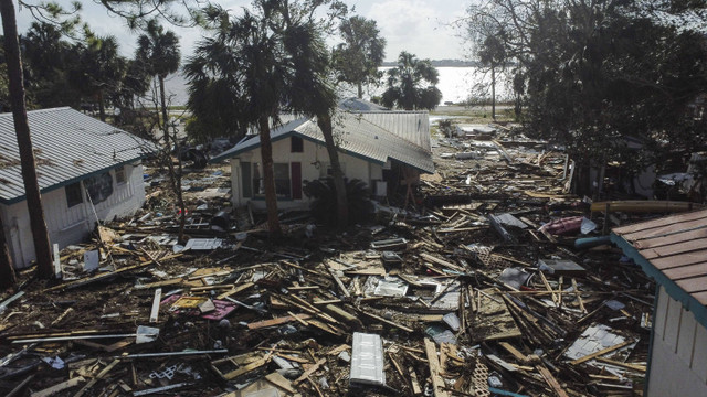 Kehancuran di Faraway Inn Cottages and Motel terlihat setelah Badai Helene, di Cedar Key, Florida, Jumat, 27 September 2024. Foto: AP Photo/Stephen Smith