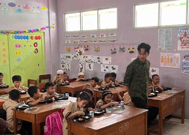 Wakil Presiden Terpilih, Gibran Rakabuming Raka, kembali mengunjungi lokasi uji coba Program Makan Bergizi Gratis (MBG) di SDN 02 Hambalang, Bogor, Jawa Barat, pada Kamis (26/9). Foto: Dok. Istimewa