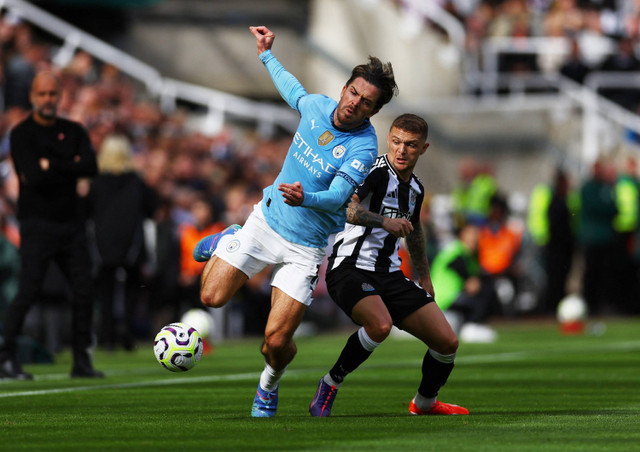 Jack Grealish dari Manchester City berebut bola dengan Kieran Trippier pada Liga Premier Inggris - 28 September 2024. Foto: REUTERS/Lee Smith