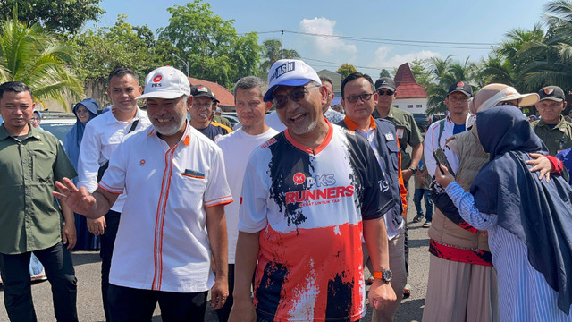 Pasangan calon Gubernur dan Wakil Gubernur Jawa Barat (Jabar) nomor urut 3, Ahmad Syaikhu dan Ilham Habibie (ASIH), saat menyapa warga usai kegiatan jalan santai di Situ Buleud, Purwakarta, Sabtu (28/9). Foto: Istimewa