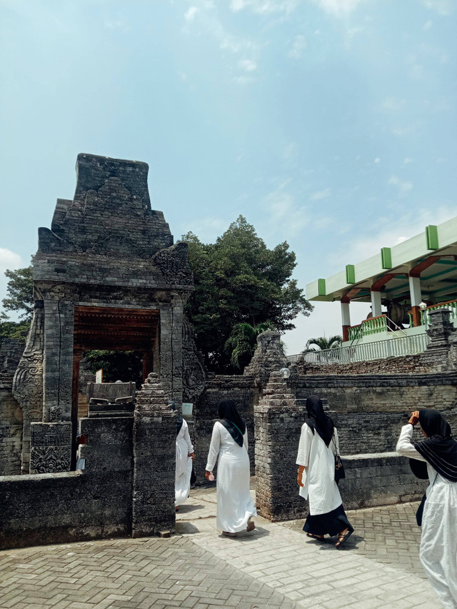 Pintu Masuk Area Makam Sunan Sendang (Sumber Pribadi)