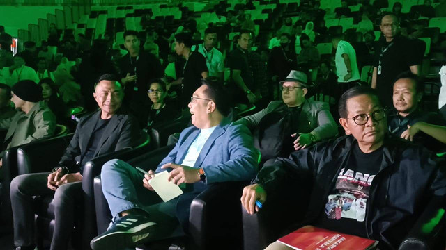 Momen 3 cagub Ridwan Kamil, Pramono Anung, dan Dharma Pongrekun di Indonesia Arena dalam acara Kahforwad, Sabtu (28/9). Foto: Thomas Bosco/kumparan